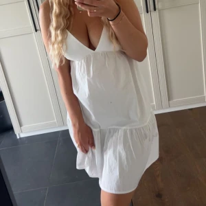 Bikbok klänning - Helt ny klänning från bikbok, använd en gång 💕💕En large men går att dra åt så den passar en medium också