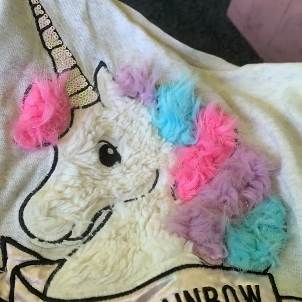 Unicorn tröja storlek 134/140 super fin och fluffig använd 2-3 gånger. Hoodies.