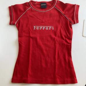 Äkta ferrari t-shirt köpt på racingbana i Monaco. Passar strl xxs eller ca 4-6 år