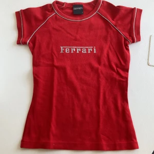 Ferrari - Äkta ferrari t-shirt köpt på racingbana i Monaco. Passar strl xxs eller ca 4-6 år