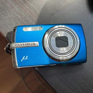 Olympus digital camera model no. μ 1010 med laddbart batteri, laddare & läderfodral medföljer, skriv för fler bilder