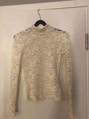 Spets tröja - Säljer en oanvänd spets tröja från H&M som  kommer inte till användning för mig❤️