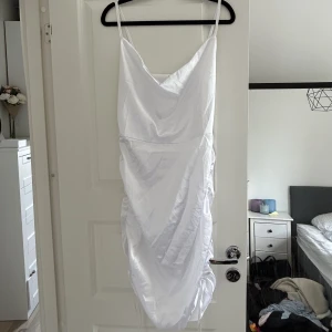 Fin vit klänning i storlek L  - Oanvänd klänning! Säljer pga att den var för stor 