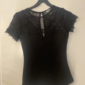 T-shirt - Säljer en nästan helt oanvänd tröja från H&M eftersom att den inte kommer till användning.❤️