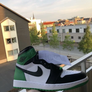 Jordan 1 high lucky green - Nike Jordan 1 high ”Lucky green” Helt nya DSWT Strl 43 2000kr (under retail) 