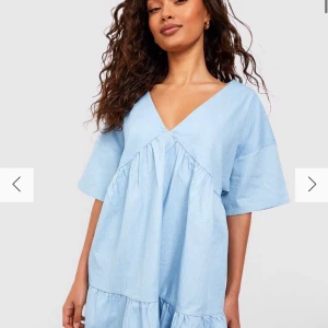 Boohoo klänning - Superfin älskar den men den var tyvärr lite för stor för mig  Storlek  34 men skulle säga 34-38  Nypris 225 säljer för 200kr Säljer pga för stor för mig och det kostar 200kr skicka tillbaka  Den är ljusare en vad den är på mina egna bilder dåligt ljus ba