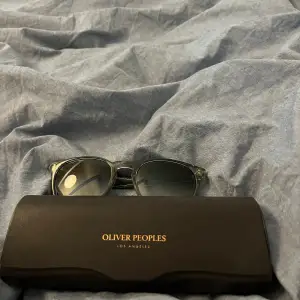 Oliver peoples solglasögon! Säljer mina Oliver Peoples då jag har skaffat andra glasögon! Skick:9/10 Nypris: ca:3200kr 
