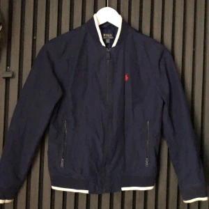Polo Ralph lauren  - Säljer en polo Ralph lauren Jacka. Cond: 9:10. Bra skick. Inte så andvänd. Det är en storlek M men det känns som en S. Tar bara Swish👍 Priset kan diskuteras👌