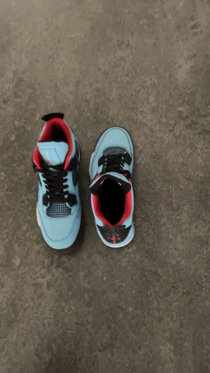 Jordan 4 - Säljer mina Jordan 4 för har vuxit ur dom. Dom är i 9/10 skick och inte använda så mycket. Pris kan diskuteras vid snabb affär!