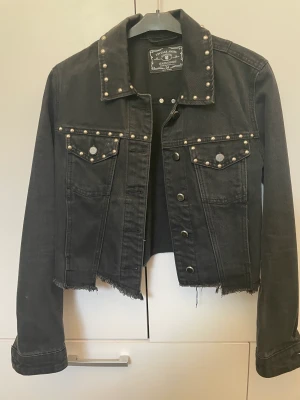 Jeans jacka - Jeans jacka från New yorker.Knappt använd,lite för liten för mig.