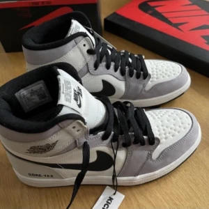 Jordan 1 gore-tex - Stl 41. Använt ett fåtal gånger men passar ej mig. Kan även tänka mig byta skor (stl 42) priset går och diskutera.