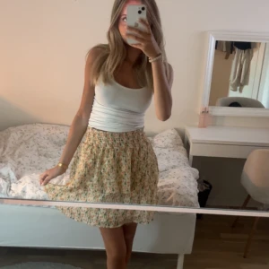 Volangkjol - Säljer den här fina volangkjolen💛 Köpt från Sellpy och märket är MSCH Copenhagen. Storlek Xs men skulle säga Xs/S.🫶🏼Använd gärna ”köp nu” om du vill köpa💓