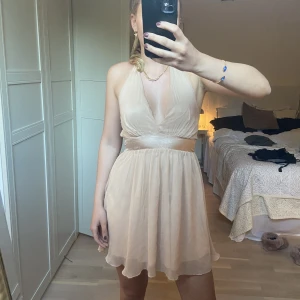 Klänning - Så söt klänning💞 gammal kollektion från BikBok! Beige/puderrosa💞