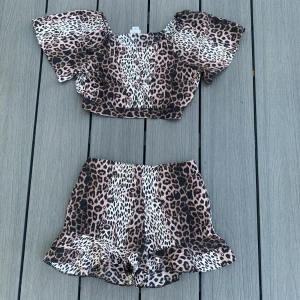  Leopard set - Nyskick, snyggt set i tunt, skönt material. Delvis resår i midjan. Liten volang på shortsen.
