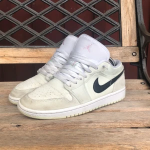 Jordan 1 barely green - Säljer dessa clean Jordans för ett mycket bra pris. Nypris 2000, och säljer för endast 650kr. Skicket är helt okej, inga större defekter alls. Skriv om du har några frågor, använd gärna köp nu😌