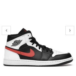 Jordan 1 - Säljer ett par ” Chile red” mid jordan 1, i använt men bra skick (skriv för fler bilder). Säljer då de inte är min stil! (Priset går absolut att diskutera)