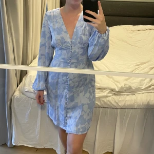 Klännimg - Så söt klänning från Vila, använd vid ett tillfälle, därmed i nyskick💗skulle säga att den är lite stor i storleken, mer som en 36!  nypris 699kr💗