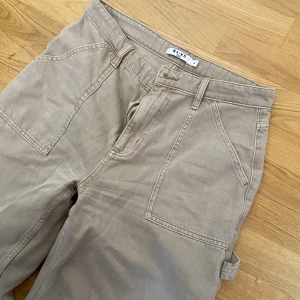 Cargojeans - Jeans i cargomodell från NA-KD, långa! Knappt använda, snygg beige färg och high waist