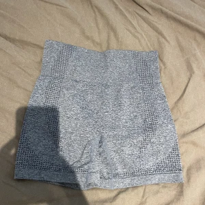 Träningsshorts - Träningsshorts i färgerna grå, svart och ljusblå. De blåa (sista bilden) är lite blåare i verkligheten. 80kr/st eller alla för 200kr. Alla är oanvända och endast testade!😊💓