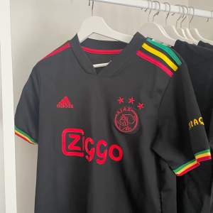 Säljer denna Ajax bob Marley fotbolls tröjan då jag ej gillar hur den sitter. Använt en gång och är i nyskick.