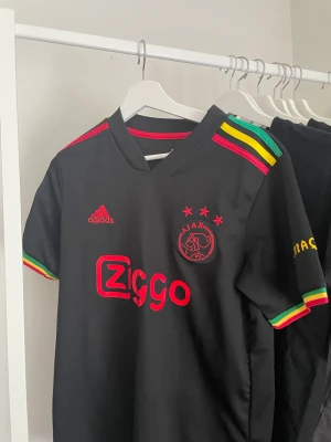 Ajax x bob Marley fotbolls tröja - Säljer denna Ajax bob Marley fotbolls tröjan då jag ej gillar hur den sitter. Använt en gång och är i nyskick.