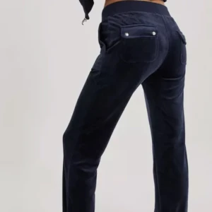 Juicy byxor mörkblåa - Säljer nu mina juicy byxor eftersom de aldrig kommer till användning. De är i perfekt skick och inget hål osv. Skickar fler bilder privat på de. Köpte för 1100kr ❤️