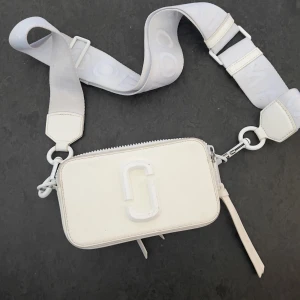 Marc Jacobs snapshot - Använd, skick 6/10, små skav på framsidan inte försökt ta bort men kan möjligtvis gå att får bort :) nypris ~ 3500kr