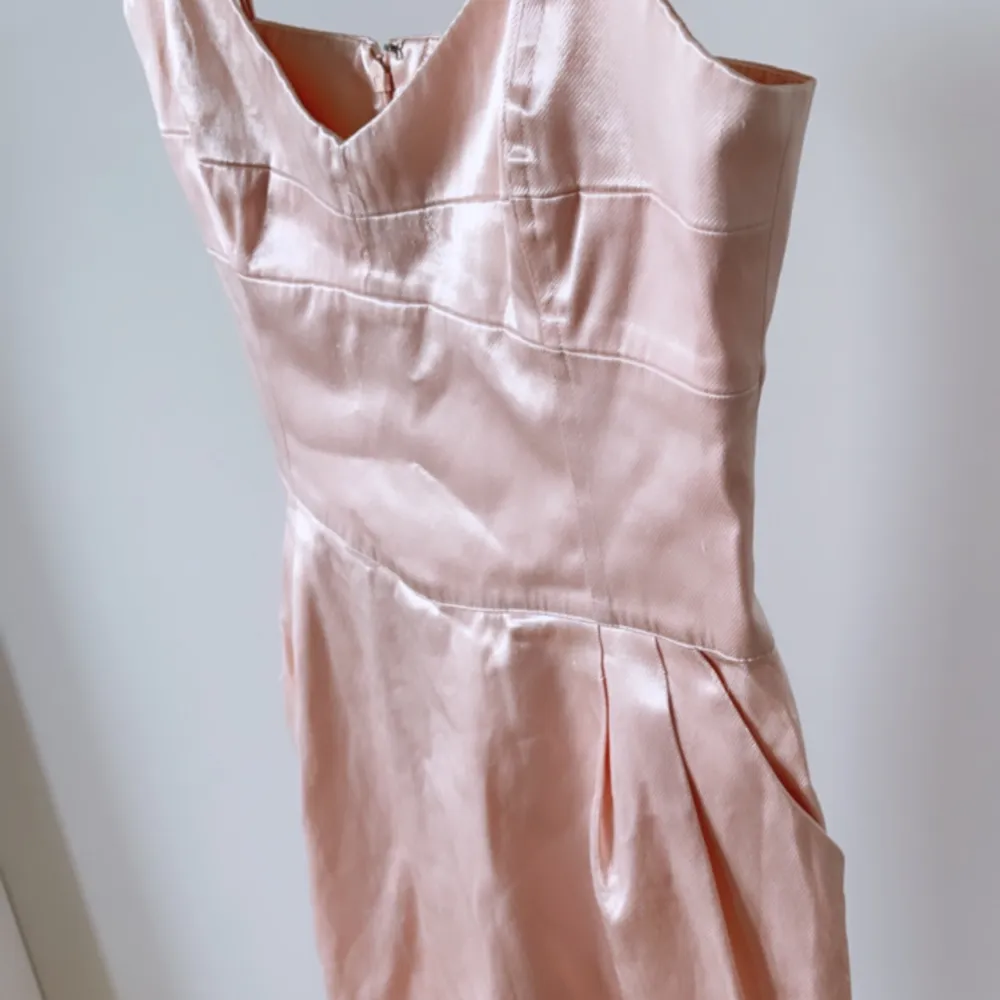 Fin rosa cocktail klänning från sandro Paris nypris 1800 släpper för 800 . Klänningar.