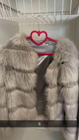 Jacka - #jacka  Storlek xs/s Silver jacka pris:400kr Svart jacka: 250kr #västerås