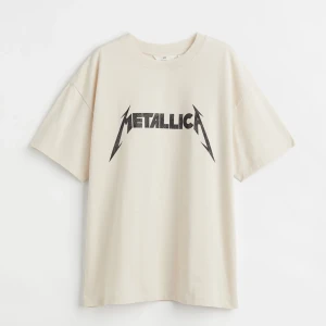 Oversized T-shirt - Oversized T-shirt i storlek medium 🦋 hör av er vid minsta intresse eller funderingar 🫶 kostnad för frakt tillkommer, se fraktalternativ nedan 📦