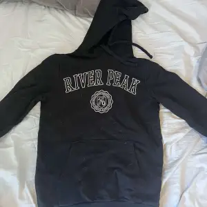 Säljer denna supersnygga hoodie! Kommer tyvärr inte till användning💕 skriv till mig innan du trycker på ”köp nu”