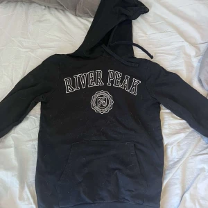 Hoodie  - Säljer denna supersnygga hoodie! Kommer tyvärr inte till användning💕 skriv till mig innan du trycker på ”köp nu”