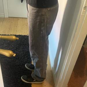 Grå jeans från weekday i skick 9/10 
