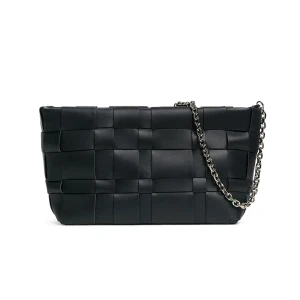 3.1 Philip Lim bag - Jätte fin väska i svart calf leather i perfekt size för vardag eller fest. Kan användas med eller utan kedja. Väskan är i bra väldigt bra skick och dustbag medföljer!  Den är perfekt balans på cool och classy, går till allt🖤  Nypris 7995kr