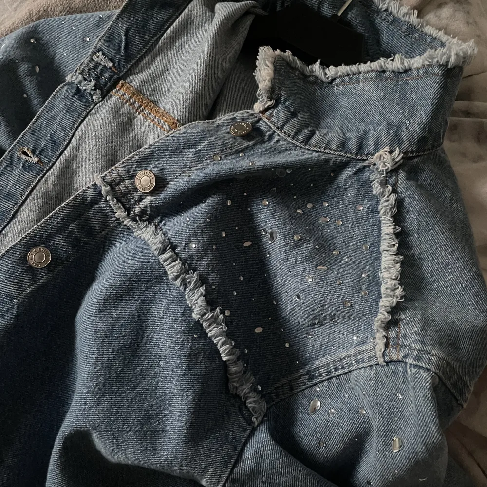 Ljus blå jeans jacka från zara, med paljetter på. Köptes på plick, aldrig använd av mig. Storlek Xs men passar mig som har S.  Skulle säga att jackan är i väldigt bra skick💗. Jackor.
