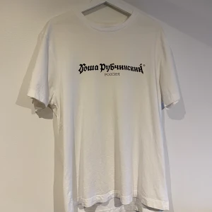 Gosha Rubchinskiy tisha - Stilren tisha från Gosha. Skön oversized fit. 