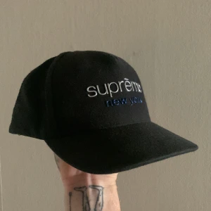 Supreme snapback  - En riktigt snygg supreme keps säljes i gott skick.  Äkta. Lite använd. 