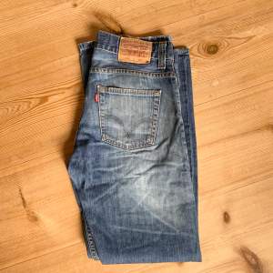 Säljer min pojkväns Levis jeans. Storlek W32 L32. Frakt tillkommer! 