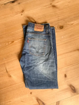 Levis Jeans - Säljer min pojkväns Levis jeans. Storlek W32 L32. Frakt tillkommer! 