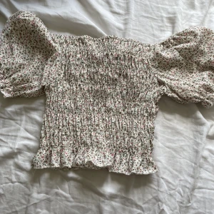 Topp - Söt blommig sommar topp, säljer pågrund av att den inta används