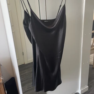 Klänning - Säljer denna oanvända satinklänningen från Gina tricot, dubbelt tyg där framme, Inge tecken på användning, skriv för mer bilder🌸💗 