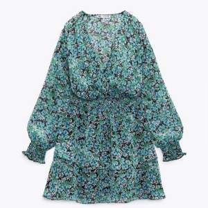 Säljer denna super fina klänningen från zara🤩🤩 Använt en gång💕💕 skriv för fler bilder Nypris 500