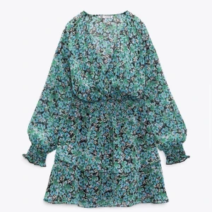 Zara klänning  - Säljer denna super fina klänningen från zara🤩🤩 Använt en gång💕💕 skriv för fler bilder Nypris 500