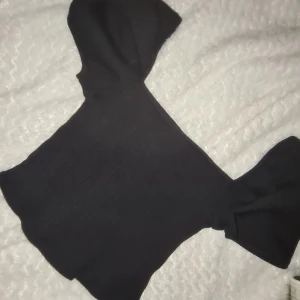 Ribbad söt topp - Säljer denna söta randiga topp från H&m, säljer pga att jag inte får användning av den. Storlek Xs. Som ny.