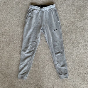 Nike mjukisbyxor gråa - Gråa nike mjukisbyxor i storlek S. Lite noppriga men bra skick annars.