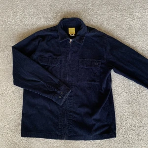 Manchester jacka mörkblå - Fin manchesterjacka i superfint skick. Storlek M.