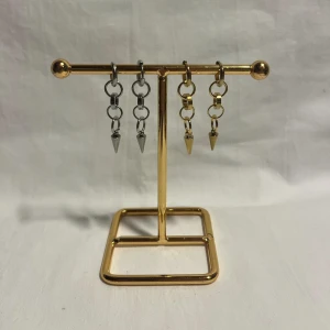 STILSTHLM  - Fina örhängen! Finns i silver & guld. Köp för 99kr/st Eller 185kr/paret. Modell 108. Smyckeställningen finns även att köpa för 299kr!