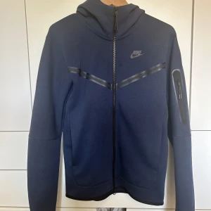Blå Nike tech fleece  - Jätte fin Nike tech fleece i mörk blå.