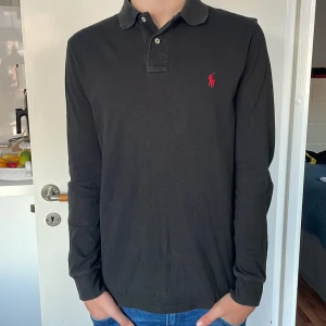 Ralph lauren - Säljer denna Ralph lauren rugby tröjan, skick 8/10, storlek M, modellen i bilden är 176, hör av er om frågor och funderingar!