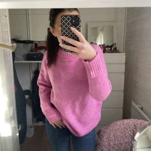 Stickad tröja  - Mysig och mjuk stickad tröja!! Härlig rosa, använd ish 2 gånger💕💕